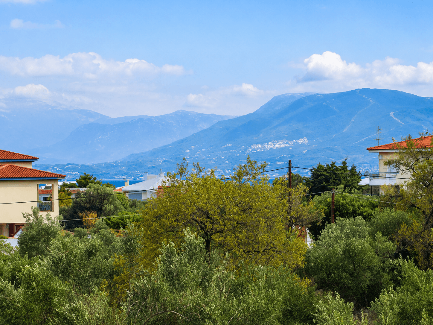 Θέα προς θάλασσα και βουνό
