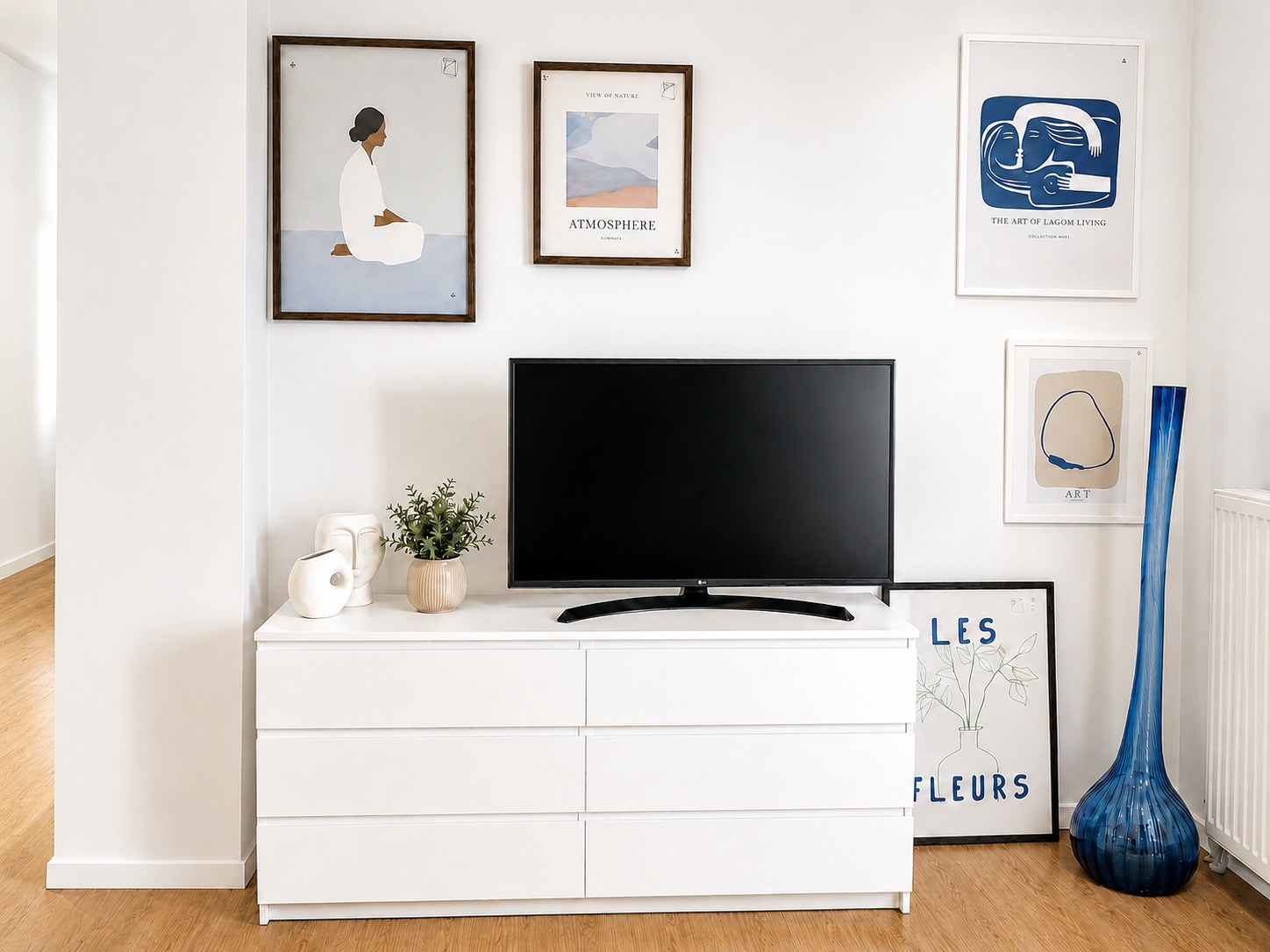 Καθιστικό με TV στο Maya’s Urban Flat
